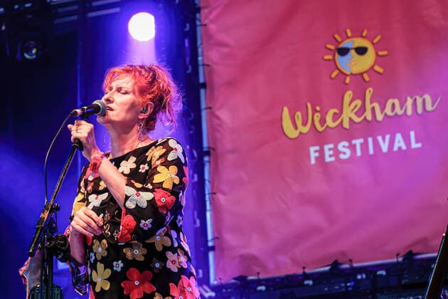 August 6, 2021, Wickham, Hampshire, United Kingdom: Scottish singer-songwriter and MBE Sadenia Eddi Reader, former frontwoman with folk group Fairground Attraction and recipient of three BRIT Awards, performs live on stage at the Wickham Festival in Hampshire. Wickham United Kingdom - ZUMAs197 20210806_zaa_s197_139 Copyright: xDawnxFletcher-Parkx