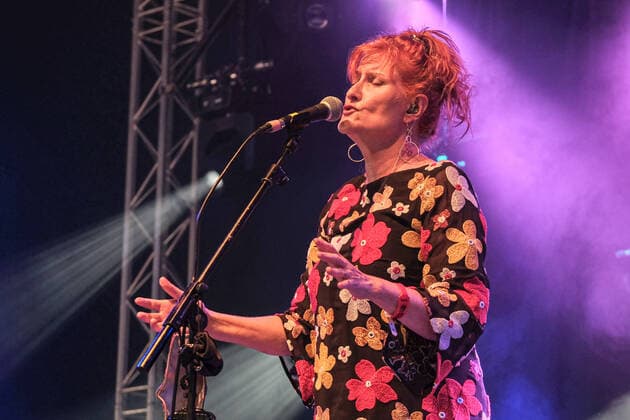 August 6, 2021, Wickham, Hampshire, United Kingdom: Scottish singer-songwriter and MBE Sadenia Eddi Reader, former frontwoman with folk group Fairground Attraction and recipient of three BRIT Awards, performs live on stage at the Wickham Festival in Hampshire. Wickham United Kingdom - ZUMAs197 20210806_zaa_s197_140 Copyright: xDawnxFletcher-Parkx