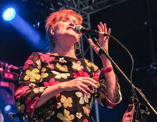 August 6, 2021, Wickham, Hampshire, United Kingdom: Scottish singer-songwriter and MBE Sadenia Eddi Reader, former frontwoman with folk group Fairground Attraction and recipient of three BRIT Awards, performs live on stage at the Wickham Festival in Hampshire. Wickham United Kingdom - ZUMAs197 20210806_zaa_s197_143 Copyright: xDawnxFletcher-Parkx
