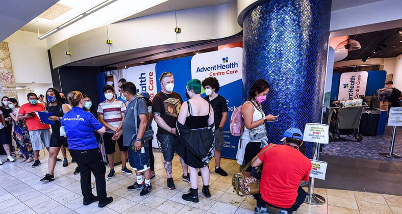 August 6, 2021, Orlando, United States: People wearing facemasks line up at a COVID-19 testing site at Orlando International Airport. .The Florida Department of Health reported 134,506 new cases of COVID-19 within the state over the past week. Orlando United States - ZUMAs197 20210806_zaa_s197_172 Copyright: xPaulxHennessyx