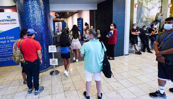 August 6, 2021, Orlando, United States: People wearing facemasks enter a COVID-19 testing site at Orlando International Airport. .The Florida Department of Health reported 134,506 new cases of COVID-19 within the state over the past week. Orlando United States - ZUMAs197 20210806_zaa_s197_174 Copyright: xPaulxHennessyx