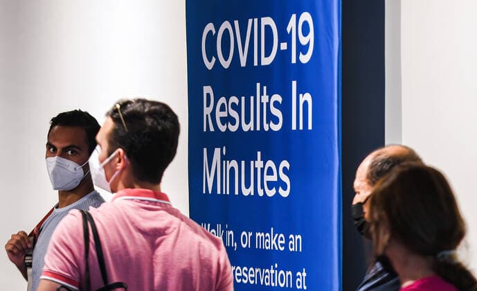 August 6, 2021, Orlando, United States: People wearing facemasks enter a COVID-19 testing site at Orlando International Airport. .The Florida Department of Health reported 134,506 new cases of COVID-19 within the state over the past week. Orlando United States - ZUMAs197 20210806_zaa_s197_176 Copyright: xPaulxHennessyx