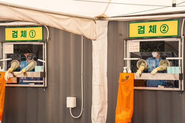August 6, 2021, Seoul, South Korea: Health workers wait for people at a makeshift Covid-19 testing site in Seoul..South Korea is reporting 1,704 newly confirmed COVID19 cases in South Korea. Seoul South Korea - ZUMAs197 20210806_zaa_s197_219 Copyright: xSimonxShinx