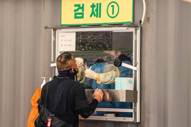 August 6, 2021, Seoul, South Korea: A health worker collects a nasal sample from a man at a makeshift Covid-19 testing site in Seoul..South Korea is reporting 1,704 newly confirmed COVID19 cases in South Korea. Seoul South Korea - ZUMAs197 20210806_zaa_s197_220 Copyright: xSimonxShinx