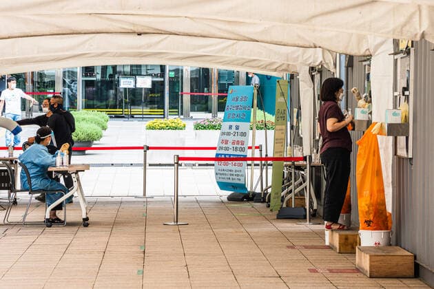 August 6, 2021, Seoul, South Korea: A health worker collects a nasal sample from a woman at a makeshift Covid-19 testing site in Seoul..South Korea is reporting 1,704 newly confirmed COVID19 cases in South Korea. Seoul South Korea - ZUMAs197 20210806_zaa_s197_222 Copyright: xSimonxShinx