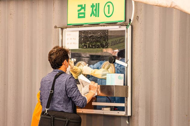 August 6, 2021, Seoul, South Korea: A health worker collects a nasal sample from a man at a makeshift Covid-19 testing site in Seoul..South Korea is reporting 1,704 newly confirmed COVID19 cases in South Korea. Seoul South Korea - ZUMAs197 20210806_zaa_s197_226 Copyright: xSimonxShinx