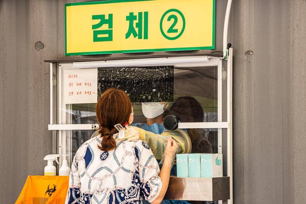 August 6, 2021, Seoul, South Korea: A health worker collects a nasal sample from a woman at a makeshift Covid-19 testing site in Seoul..South Korea is reporting 1,704 newly confirmed COVID19 cases in South Korea. Seoul South Korea - ZUMAs197 20210806_zaa_s197_225 Copyright: xSimonxShinx