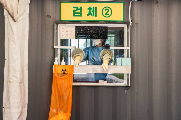 August 6, 2021, Seoul, South Korea: A health worker waits for people at a makeshift Covid-19 testing site in Seoul..South Korea is reporting 1,704 newly confirmed COVID19 cases in South Korea. Seoul South Korea - ZUMAs197 20210806_zaa_s197_227 Copyright: xSimonxShinx