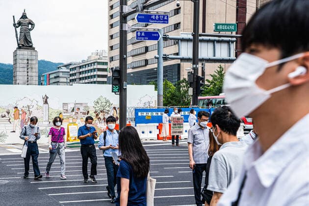 August 6, 2021, Seoul, South Korea: People wearing facial masks as preventive measure against the spread of Covid-19 cross the road in Seoul..South Korea is reporting 1,704 newly confirmed COVID19 cases in South Korea. Seoul South Korea - ZUMAs197 20210806_zaa_s197_229 Copyright: xSimonxShinx