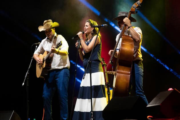 Kevin Oesch, Melanie Oesch and Mike Oesch from Oesch s die Dritten live at the Summer in the City event on the forecourt of the PostFinance Arena Bern, 06 08 2021 Foto:xA.xRaemyx xFuturexImage