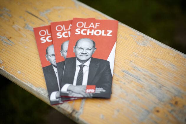 Flyers of Olaf Scholz, candidate for chancellor of the SPD, lying on a bench at a citizens meeting in the Kulturscheune Ferch in Schwielowsee, 06 08 2021 Schwielowsee Germany Copyright: xJaninexSchmitz photothek.dex