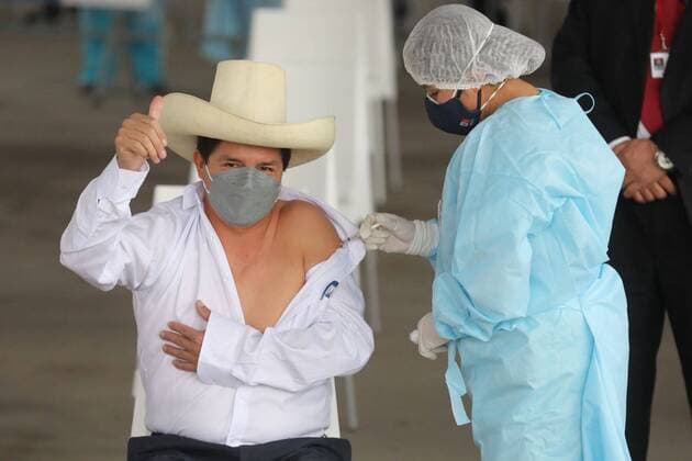 Bilder des Jahres 2021, News 08 August News Themen der Woche KW31 (210807) -- LIMA, Aug. 7, 2021 -- Peru s President Pedro Castillo receives a dose of China s Sinopharm COVID-19 vaccine in Lima, capital of Peru, on Aug. 6, 2021. Pedro Castillo on Friday expressed confidence in China s Sinopharm COVID-19 vaccine after receiving his dose. TO GO WITH Peru s president expresses confidence in Sinopharm vaccine after receiving first dose ( via Xinhua) PERU-LIMA-PRESIDENT-COVID-19-CHINESE VACCINE Andina 