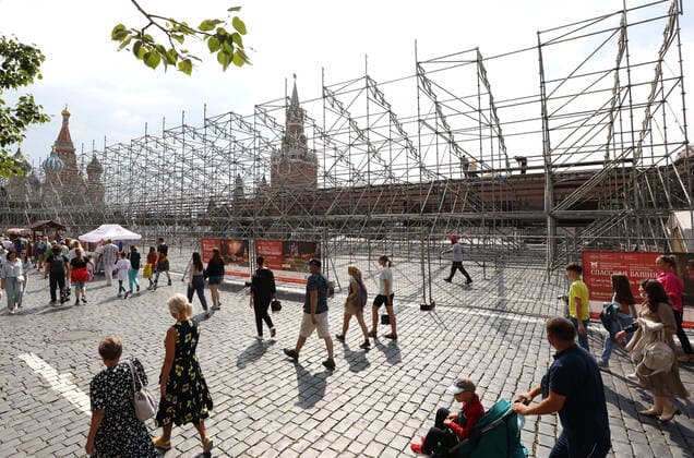 MOSCOW, RUSSIA - AUGUST 7, 2021: Workers assemble structures for the 2021 Spasskaya Tower International Military Music Festival scheduled to take place from August 27 to September 5 as a COVID free event. Vladimir Gerdo TASS  TS10BD22