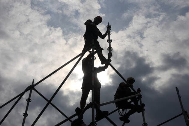 MOSCOW, RUSSIA - AUGUST 7, 2021: Workers assemble structures for the 2021 Spasskaya Tower International Military Music Festival scheduled to take place from August 27 to September 5 as a COVID free event. Vladimir Gerdo TASS  TS10BD44