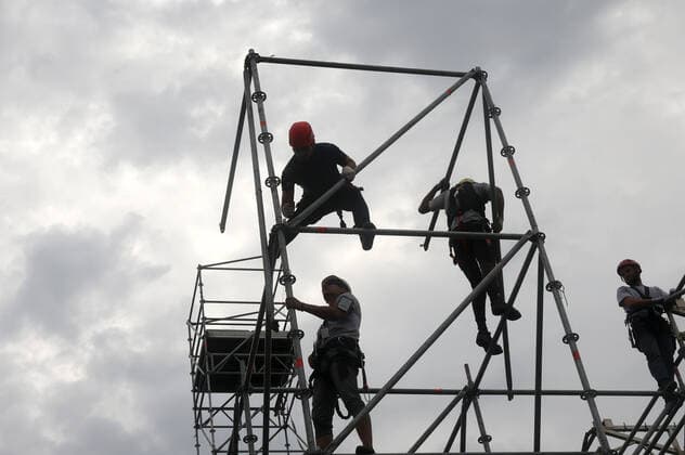 MOSCOW, RUSSIA - AUGUST 7, 2021: Workers assemble structures for the 2021 Spasskaya Tower International Military Music Festival scheduled to take place from August 27 to September 5 as a COVID free event. Vladimir Gerdo TASS  TS10BD45