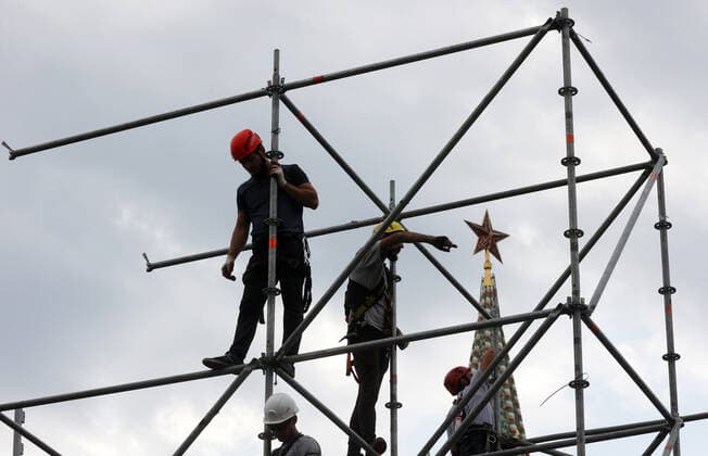 MOSCOW, RUSSIA - AUGUST 7, 2021: Workers assemble structures for the 2021 Spasskaya Tower International Military Music Festival scheduled to take place from August 27 to September 5 as a COVID free event. Vladimir Gerdo TASS  TS10BD46
