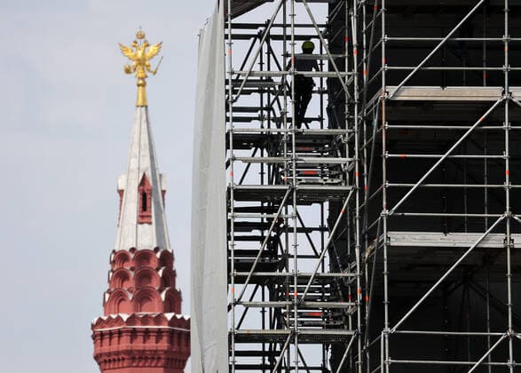 MOSCOW, RUSSIA - AUGUST 7, 2021: Workers assemble structures for the 2021 Spasskaya Tower International Military Music Festival scheduled to take place from August 27 to September 5 as a COVID free event. Vladimir Gerdo TASS  TS10BD5D