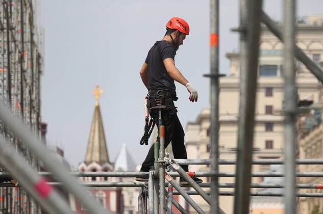 MOSCOW, RUSSIA - AUGUST 7, 2021: A worker assembles structures for the 2021 Spasskaya Tower International Military Music Festival scheduled to take place from August 27 to September 5 as a COVID free event. Vladimir Gerdo TASS  TS10BD33