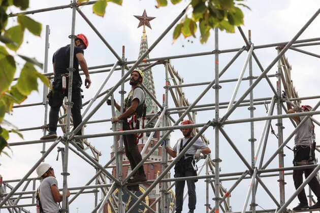 MOSCOW, RUSSIA - AUGUST 7, 2021: Workers assemble structures for the 2021 Spasskaya Tower International Military Music Festival scheduled to take place from August 27 to September 5 as a COVID free event. Vladimir Gerdo TASS  TS10BD41