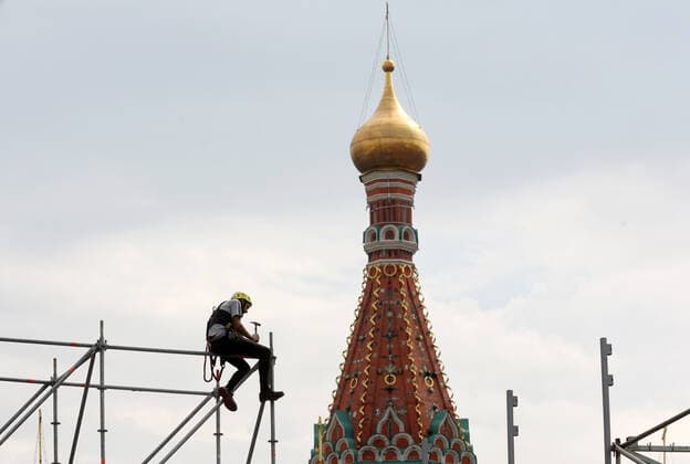 MOSCOW, RUSSIA - AUGUST 7, 2021: A worker assembles structures for the 2021 Spasskaya Tower International Military Music Festival scheduled to take place in Red Square from August 27 to September 5 as a COVID free event. Vladimir Gerdo TASS  TS10BD69