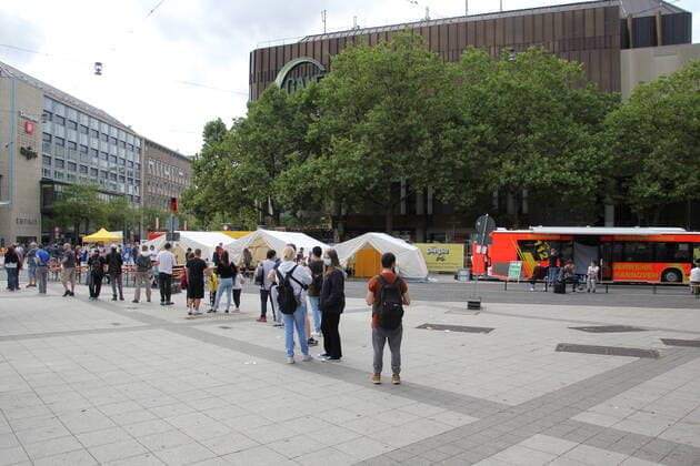 Shoppen und Impfen in Hannover:City-Impfen ohne Termin Stadt und Region Hannover bauen ihr Impfangebot aus: Ab heute konnten alle Impfwilligen zwischen 10:00 und 17:30 Uhr vor dem Hauptbahnhof in Hannovers Innenstadt sich spontan impfen lassen. Der Impfstoff von Johnson&Johnson ist besonders gut für dezentrale Angebote geeignet, weil der Impfstoff nur einmal verabreicht werden muss und bereits nach 14 Tagen der volle Impfschutz besteht.. Bis zum Mittag zählte die Feuerwehr rund einhundert Impfwillige und war daher mit dem vorläufigen Ergebnis schon zufrieden. Auch am kommenden Samstag wird die Aktion durchgeführt. Niedersachsen, Hannover, Covid, Corona, Impfen, Impfling, Gesellschaft, Feuerwehr, Rettungsdienst, Impfpass, Impfakt Copyright: xMartinxDziadekx