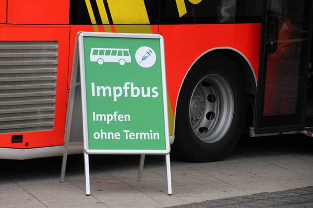 Shoppen und Impfen in Hannover:City-Impfen ohne Termin Stadt und Region Hannover bauen ihr Impfangebot aus: Ab heute konnten alle Impfwilligen zwischen 10:00 und 17:30 Uhr vor dem Hauptbahnhof in Hannovers Innenstadt sich spontan impfen lassen. Der Impfstoff von Johnson&Johnson ist besonders gut für dezentrale Angebote geeignet, weil der Impfstoff nur einmal verabreicht werden muss und bereits nach 14 Tagen der volle Impfschutz besteht.. Bis zum Mittag zählte die Feuerwehr rund einhundert Impfwillige und war daher mit dem vorläufigen Ergebnis schon zufrieden. Auch am kommenden Samstag wird die Aktion durchgeführt. Niedersachsen, Hannover, Covid, Corona, Impfen, Impfling, Gesellschaft, Feuerwehr, Rettungsdienst, Impfpass, Impfakt Copyright: xMartinxDziadekx