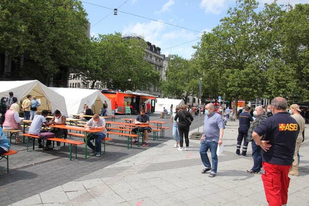 Shoppen und Impfen in Hannover:City-Impfen ohne Termin Stadt und Region Hannover bauen ihr Impfangebot aus: Ab heute konnten alle Impfwilligen zwischen 10:00 und 17:30 Uhr vor dem Hauptbahnhof in Hannovers Innenstadt sich spontan impfen lassen. Der Impfstoff von Johnson&Johnson ist besonders gut für dezentrale Angebote geeignet, weil der Impfstoff nur einmal verabreicht werden muss und bereits nach 14 Tagen der volle Impfschutz besteht.. Bis zum Mittag zählte die Feuerwehr rund einhundert Impfwillige und war daher mit dem vorläufigen Ergebnis schon zufrieden. Auch am kommenden Samstag wird die Aktion durchgeführt. Niedersachsen, Hannover, Covid, Corona, Impfen, Impfling, Gesellschaft, Feuerwehr, Rettungsdienst, Impfpass, Impfakt Copyright: xMartinxDziadekx