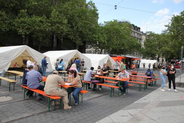 Shoppen und Impfen in Hannover:City-Impfen ohne Termin Stadt und Region Hannover bauen ihr Impfangebot aus: Ab heute konnten alle Impfwilligen zwischen 10:00 und 17:30 Uhr vor dem Hauptbahnhof in Hannovers Innenstadt sich spontan impfen lassen. Der Impfstoff von Johnson&Johnson ist besonders gut für dezentrale Angebote geeignet, weil der Impfstoff nur einmal verabreicht werden muss und bereits nach 14 Tagen der volle Impfschutz besteht.. Bis zum Mittag zählte die Feuerwehr rund einhundert Impfwillige und war daher mit dem vorläufigen Ergebnis schon zufrieden. Auch am kommenden Samstag wird die Aktion durchgeführt. Niedersachsen, Hannover, Covid, Corona, Impfen, Impfling, Gesellschaft, Feuerwehr, Rettungsdienst, Impfpass, Impfakt Copyright: xMartinxDziadekx