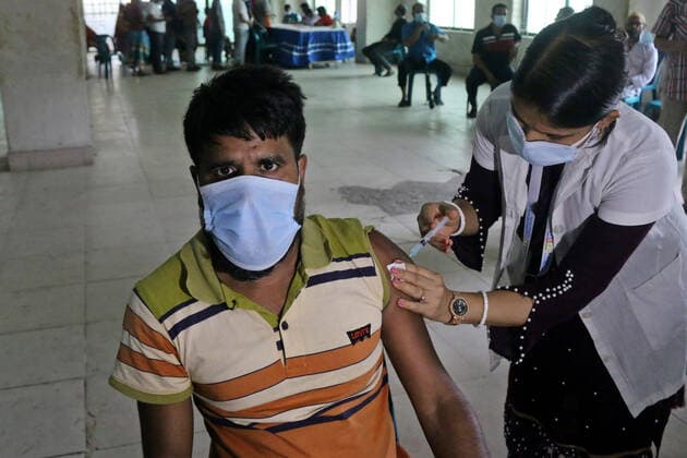 Begin Vaccine Program Against Variant Delta Of Covid-19 In Bangladesh DHAKA, BANGLADESH - AUGUST 7: A Nurse applies a dose a person during a mass vaccination campaign, to reduce the risk of contagion against the new Delta variant of Covid-19. The Government of Bangladesh, implemented a vaccination program with the aim of vaccinating the majority of people in 6 days, as an attempt to reduce the spread of Coronavirus. On August 7, 2021 in Dhaka, Bangladesh. Copyright: xHabiburxRahmanx EYEPIXGROUP_HR_07082021_11663