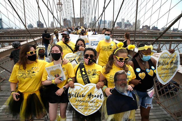 News Bilder des Tages NY Covid March To Remember, Across The Brooklyn Bridge In New York City Marchers, some with yellow hearts, walk across the Brooklyn Bridge in remembrance of those who lost their lives during the Covid-19 pandemic, on August 7, 2021 in New York City, USA. The Yellow Hearts movement was started by a family that wanted to share a symbol of remembrance for those lost during the lockdown. New York City NY United States lamparski-nycovidm210807_npYlg  Copyright: xJohnxLamparskix