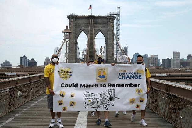 NY Covid March To Remember, Across The Brooklyn Bridge In New York City Marchers, some with yellow hearts, walk across the Brooklyn Bridge in remembrance of those who lost their lives during the Covid-19 pandemic, on August 7, 2021 in New York City, USA. The Yellow Hearts movement was started by a family that wanted to share a symbol of remembrance for those lost during the lockdown. New York City NY United States lamparski-nycovidm210807_npcAz  Copyright: xJohnxLamparskix