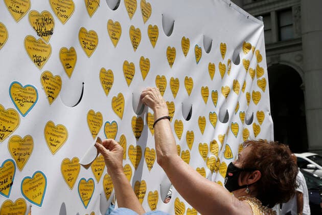 NY Covid March To Remember, Across The Brooklyn Bridge In New York City Marchers place yellow hearts on a canvas after a walk across the Brooklyn Bridge in remembrance of those who lost their lives during the Covid-19 pandemic, on August 7, 2021 in New York City, USA. The Yellow Hearts movement was started by a family that wanted to share a symbol of remembrance for those lost during the lockdown. New York City NY United States lamparski-nycovidm210807_npMBo  Copyright: xJohnxLamparskix