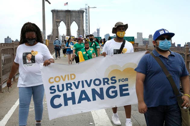 NY Covid March To Remember, Across The Brooklyn Bridge In New York City Marchers, some with yellow hearts, walk across the Brooklyn Bridge in remembrance of those who lost their lives during the Covid-19 pandemic, on August 7, 2021 in New York City, USA. The Yellow Hearts movement was started by a family that wanted to share a symbol of remembrance for those lost during the lockdown. New York City NY United States lamparski-nycovidm210807_npvZo  Copyright: xJohnxLamparskix