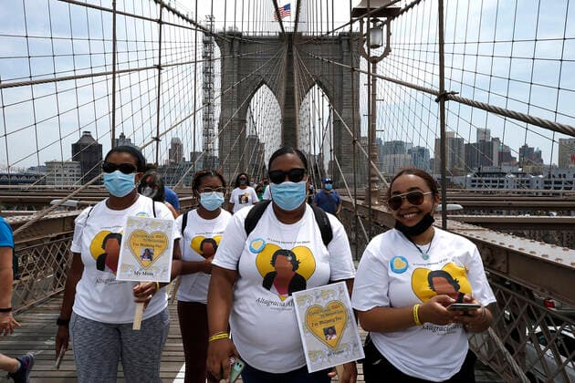 NY Covid March To Remember, Across The Brooklyn Bridge In New York City Marchers, some with yellow hearts, walk across the Brooklyn Bridge in remembrance of those who lost their lives during the Covid-19 pandemic, on August 7, 2021 in New York City, USA. The Yellow Hearts movement was started by a family that wanted to share a symbol of remembrance for those lost during the lockdown. New York City NY United States lamparski-nycovidm210807_npT0q  Copyright: xJohnxLamparskix