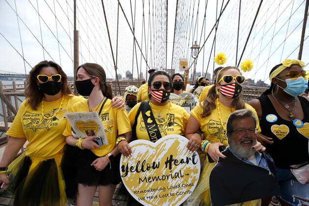 NY Covid March To Remember, Across The Brooklyn Bridge In New York City Marchers, some with yellow hearts, walk across the Brooklyn Bridge in remembrance of those who lost their lives during the Covid-19 pandemic, on August 7, 2021 in New York City, USA. The Yellow Hearts movement was started by a family that wanted to share a symbol of remembrance for those lost during the lockdown. New York City NY United States lamparski-nycovidm210807_npaAq  Copyright: xJohnxLamparskix