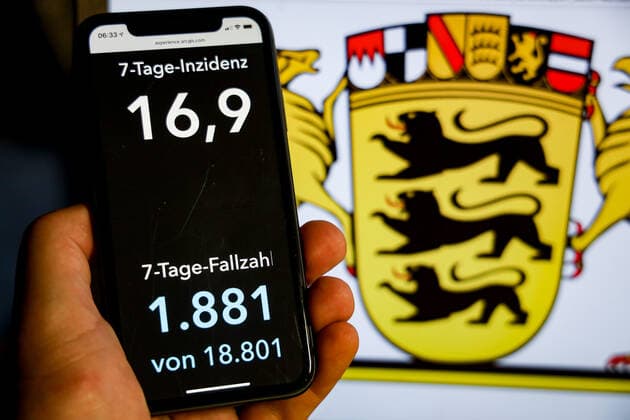 Coronavirus in Germany Covid 19 Dashboard of the Robert Koch Institute DEU, Germany, Baden Württemberg, 08 08 2021 The 7-day incidence for the state Cases last 7 days 100 000 P.E. is displayed on an iPhone, with the state coat of arms in the background.