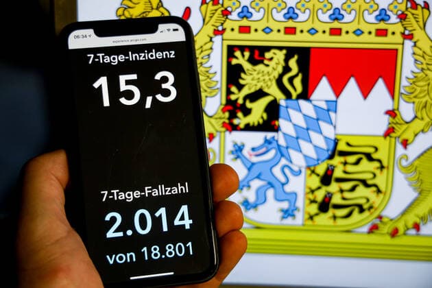 Coronavirus in Germany Covid 19 Dashboard of the Robert Koch Institute DEU, Germany, Bavaria, 08 08 2021 The 7-day incidence for the state Cases last 7 days 100 000 PE is displayed on an iPhone, with the state coat of arms in the background.