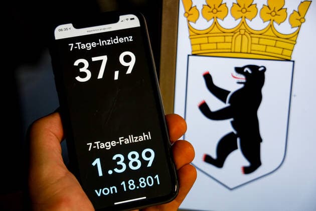 Coronavirus in Germany Covid 19 Dashboard of the Robert Koch Institute DEU, Germany, Berlin, 08 08 2021 The 7-day incidence for the state Cases last 7 days 100 000 PE is displayed on an iPhone, with the state coat of arms in the background.