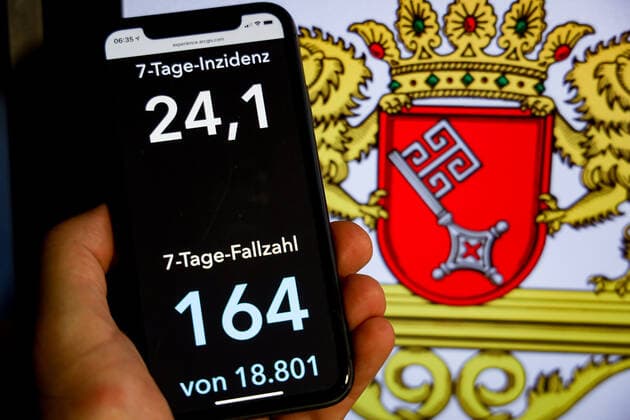Coronavirus in Germany Covid 19 Dashboard of the Robert Koch Institute DEU, Germany, Bremen, 08 08 2021 The 7-day incidence for the state Cases last 7 days 100 000 PE is displayed on an iPhone, with the state coat of arms in the background.