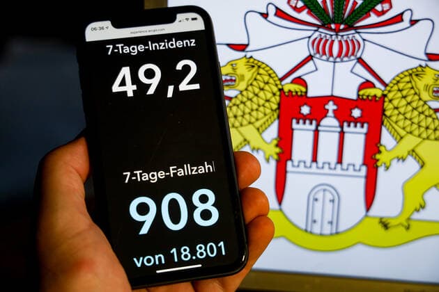 Coronavirus in Germany Covid 19 Dashboard of the Robert Koch Institute DEU, Germany, Hamburg, 08 08 2021 The 7-day incidence for the state Cases last 7 days 100 000 PE is displayed on an iPhone, with the state coat of arms in the background.