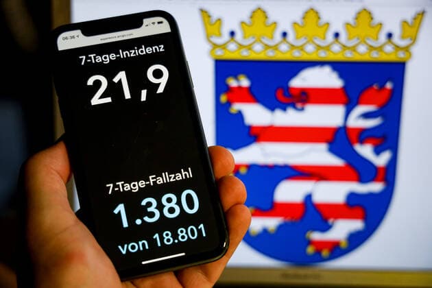 Coronavirus in Germany Covid 19 Dashboard of the Robert Koch Institute DEU, Germany, Hesse, 08 08 2021 The 7-day incidence for the state Cases last 7 days 100 000 PE is displayed on an iPhone, with the state coat of arms in the background.