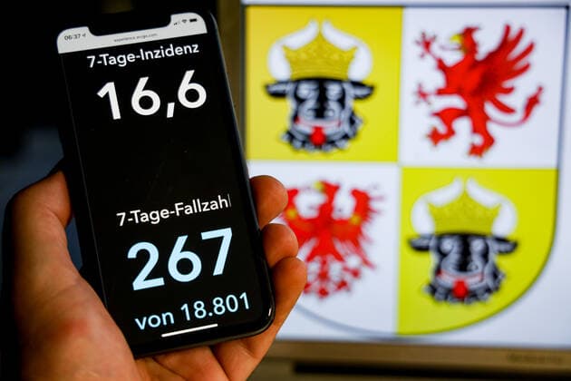 Coronavirus in Germany Covid 19 Dashboard of the Robert Koch Institute DEU, Germany, Mecklenburg Vorpommern, 08 08 2021 The 7-day incidence for the state Cases last 7 days 100 000 PE is displayed on an iPhone, with the state coat of arms in the background.