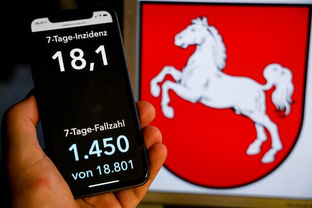 Coronavirus in Germany Covid 19 Dashboard of the Robert Koch Institute DEU, Germany, Lower Saxony, 08 08 2021 The 7-day incidence for the state Cases last 7 days 100 000 PE is displayed on an iPhone, with the state coat of arms in the background.
