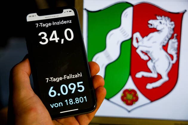 Coronavirus in Germany Covid 19 Dashboard of the Robert Koch Institute DEU, Germany, North Rhine Westphalia, 08 08 2021 The 7-day incidence for the state Cases last 7 days 100 000 PE is displayed on an iPhone, with the state coat of arms in the background.