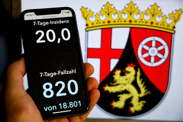 Coronavirus in Germany Covid 19 Dashboard of the Robert Koch Institute DEU, Germany, Rhineland-Palatinate, 08 08 2021 The 7-day incidence for the state Cases last 7 days 100 000 p.e. is displayed on an iPhone, with the state coat of arms in the background.