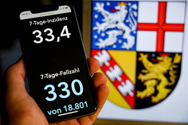 Coronavirus in Germany Covid 19 Dashboard of the Robert Koch Institute DEU, Germany, Saarland, 08 08 2021 The 7-day incidence for the state Cases last 7 days 100 000 PE is displayed on an iPhone, with the state coat of arms in the background.