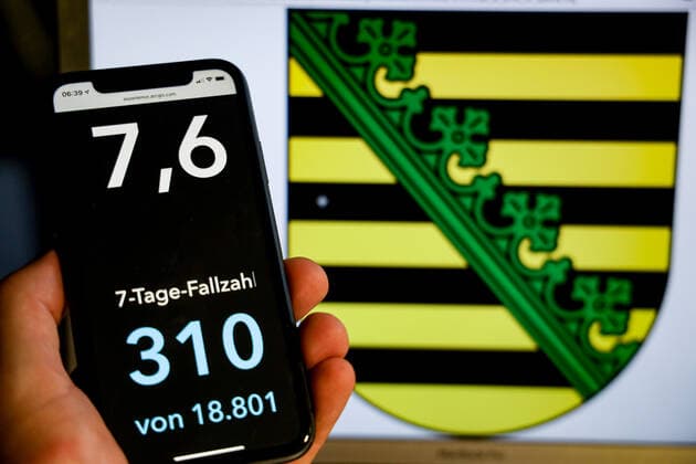 Coronavirus in Germany Covid 19 Dashboard of the Robert Koch Institute DEU, Germany, Saxony, 08 08 2021 The 7-day incidence for the state Cases last 7 days 100 000 PE is displayed on an iPhone, with the state coat of arms in the background.