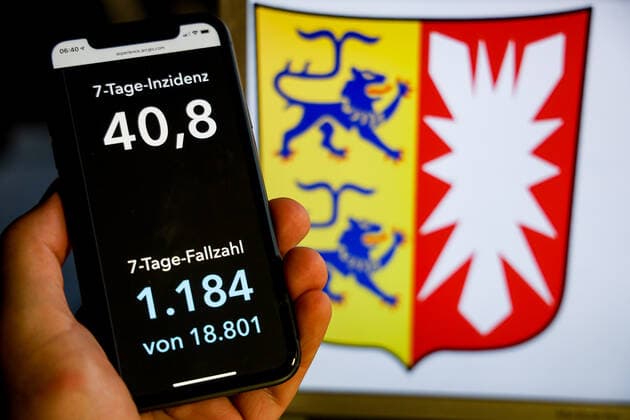 Coronavirus in Germany Covid 19 Dashboard of the Robert Koch Institute DEU, Germany, Schleswig Holstein, 08 08 2021 The 7-day incidence for the state Cases last 7 days 100 000 P.E. is displayed on an iPhone, with the state coat of arms in the background.