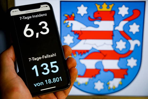 Coronavirus in Germany Covid 19 Dashboard of the Robert Koch Institute DEU, Germany, Thuringia, 08 08 2021 The 7-day incidence for the state Cases last 7 days 100 000 PE is displayed on an iPhone, with the state coat of arms in the background.