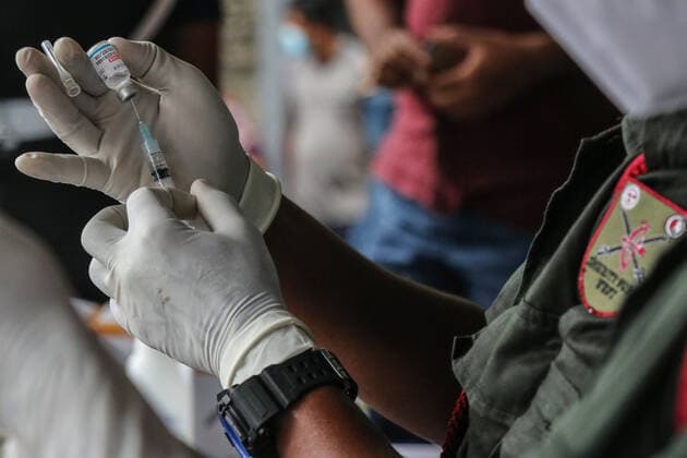 Sri Lanka: Vaccination program An anti Covid-19 vaccination programme conducted by the Sri Lanka Army health officials in Colombo where Sinopharm vaccine is administered to civilians. Colombo Sri Lanka Copyright: SamanxAbesiriwardana